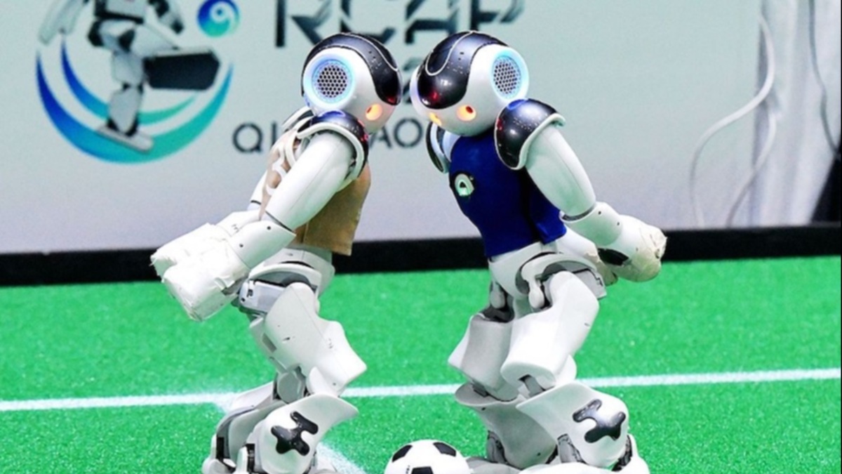 Robots humanoides compiten en Pekin